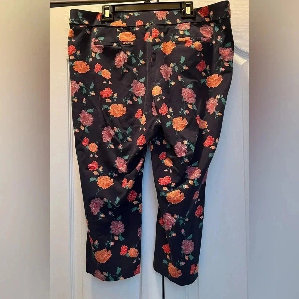 Chicos Women’s Dark Blue Floral Capris, Size 18 - Picture 2 of 4